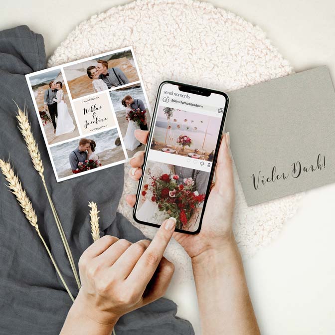 Frau scannt QR Code auf Danksagungskarte, um zum digitalen Fotoalbum der Gastgeber zu gelangen